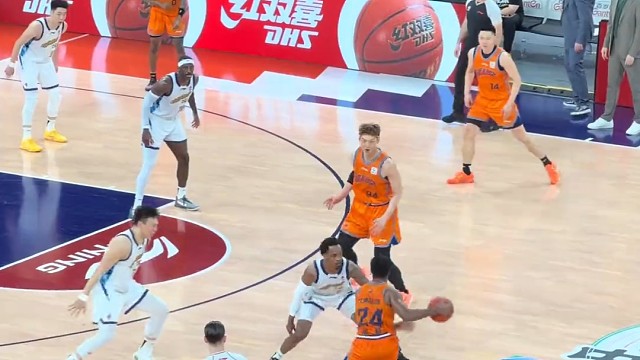 这要是换NBA顶级中锋，早就爆扣了