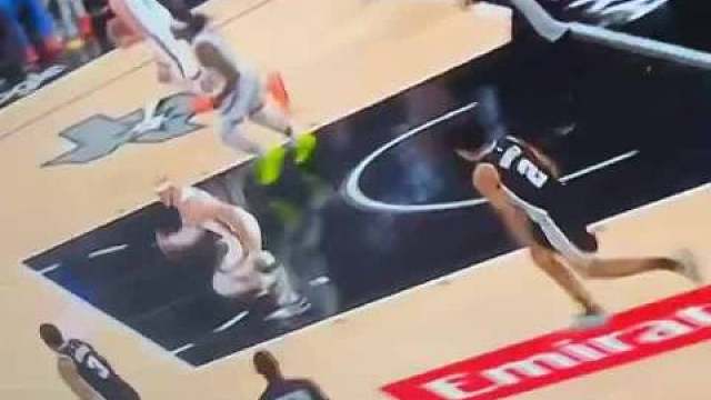 强度拉满，文班G5对普拉姆利说的是“Hard fouls”（凶狠犯规）。
在今天G6比赛中，国外雷霆
