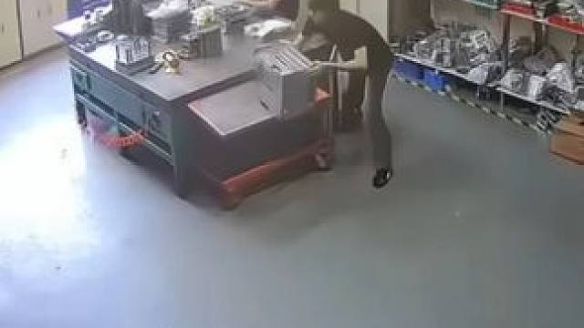 这应该是条件反射，幸亏人没事 这应该是条件反射，幸亏人没事