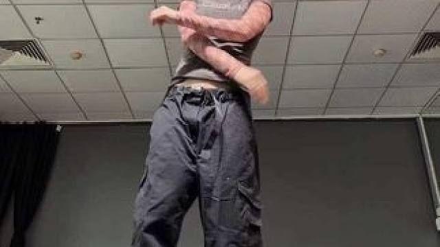 灯光打得头发像假睫毛