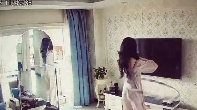 扭个呼啦圈还有这么多人看嘛