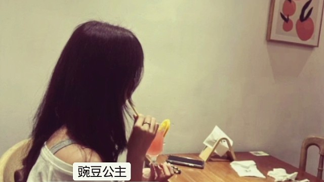 豌豆公主.我小时候不能理解你.直到我长大.我也会因为豌豆大小的是很彻夜难眠原来豌豆不在床底，而在心底