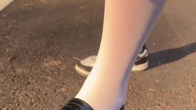 我不用手也可以做这个动作。