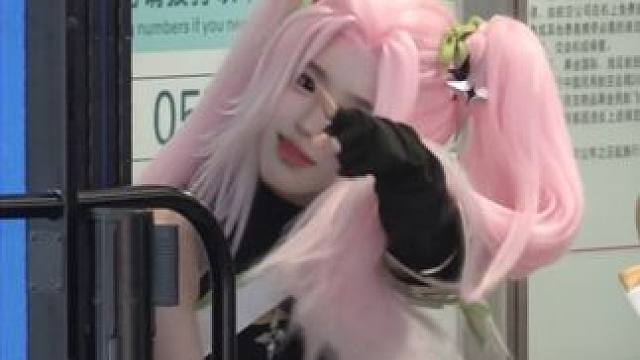 偷拍石锅鱼抠脚被发现了