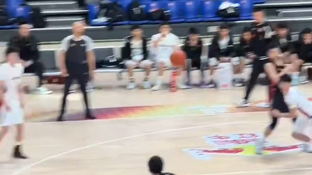 流畅传递配合默契，精妙传球演绎赛场美学