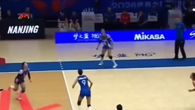 女排关键分失误，历史首负捷克，赛场情绪拉满