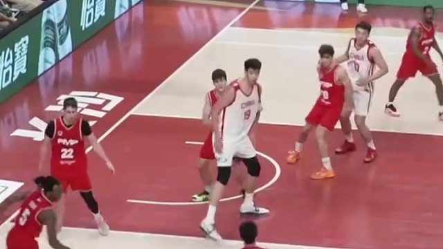 王俊杰化身弹簧人，起跳惊人
