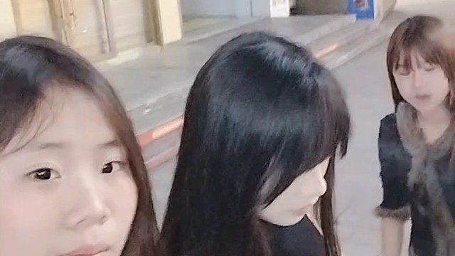 万豪步行街和三个成熟小姐姐互动