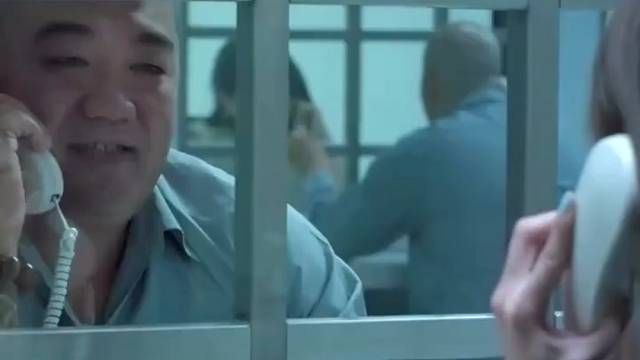 女孩竟然给监狱犯人发福利