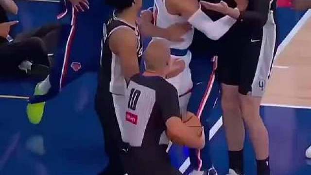 NBA总决赛，火药味十足，现场球迷兴奋点起来了！（视频来自篮球速递Express）
 ​​​
