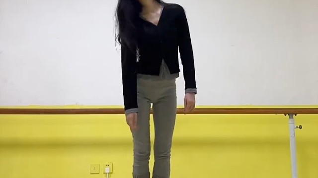 #舞蹈 #舞蹈生 #舞蹈基本功 #一字马 #大长腿 
    
       练腿日常安排