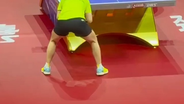满心期待观看小魔王赛场挥洒球技。开云播报