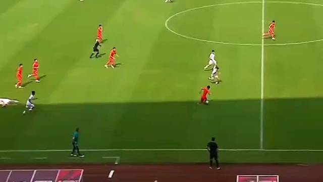三分钟两黄，世界杯火药味直接拉满，这犯规太狠了 #国足U23