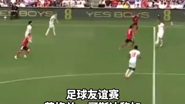 能憋住不笑算本事！马杜埃凯单刀过掉门将射门，皮球却狠狠砸在门柱上，连他自己都忍不住笑出声