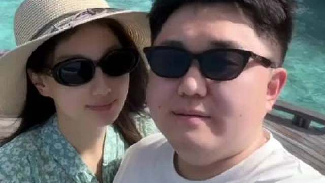两个人都断更了，说不定是有什么事情要秘密完成呢，小雪也澄清过离婚传闻，俩个人感情很好的呀，小雪之前被