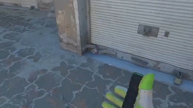 在CSGO经典的A大点位扔出一颗利落的过点烟，直接烘托出紧张的竞技对局氛围感。