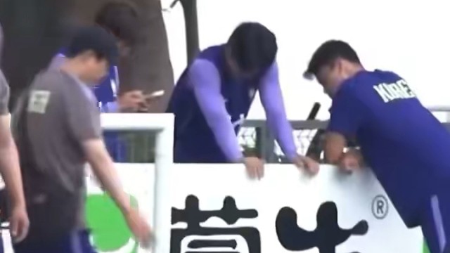 经典抓包现场，训练场玩手机，手机直接被收缴。#世界杯