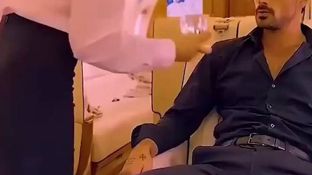 富豪只要想战斗，一拉门帘空姐就得领悟