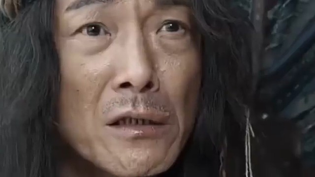 美女扯开衣服，结果给男子吓了一跳