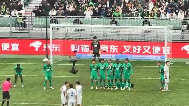 守门员跟队友都不给力呀 #体育
