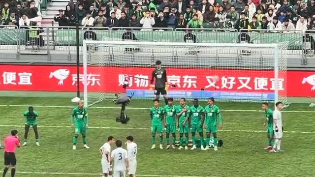 绿茵场上的激情碰撞，足球魅力在此刻尽情绽放。