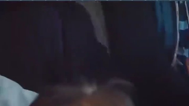 急刹车男子一头栽进美女怀里极品身材男子看傻了