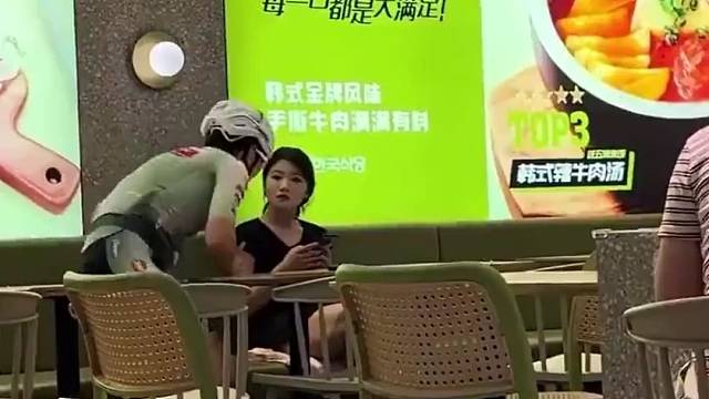 说实话，骑行服真的很丑。