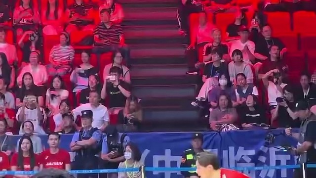 大家都聚精会神的看着这一球会怎么展开