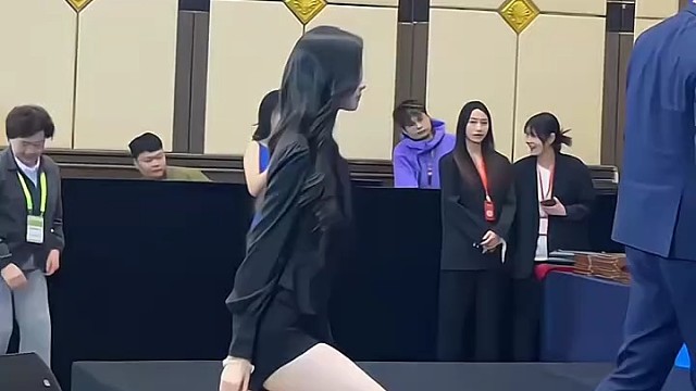 白的晃眼