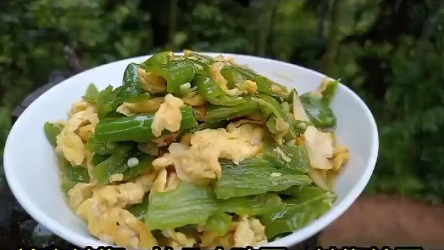 摘点辣椒、捡几个鸡蛋、辣椒炒蛋……
