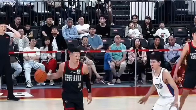 精准传球送出绝佳机会，腾空跃起利落完成重扣