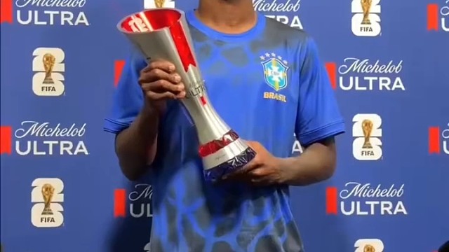 “区区两届世界杯，四次主宰比赛！这不是在踢球，这是在用双脚给世界足坛立规矩。”