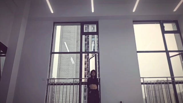 “咬下苹果瞬间 爱就越过了红线”