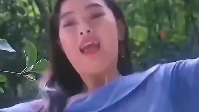 老婆骑着老公摘水果，不料意外跌倒，裙子都挂在树上