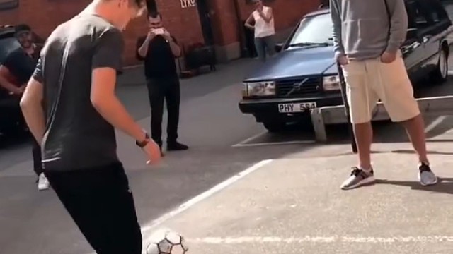 遍地少年追逐足球，纯粹热爱尽显独特体育魅力，也太有看点了