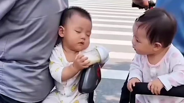 这小孩真不客气叼走了奶瓶[捂脸]