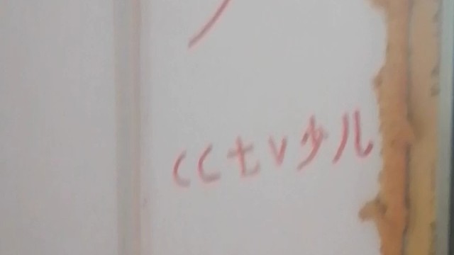 607