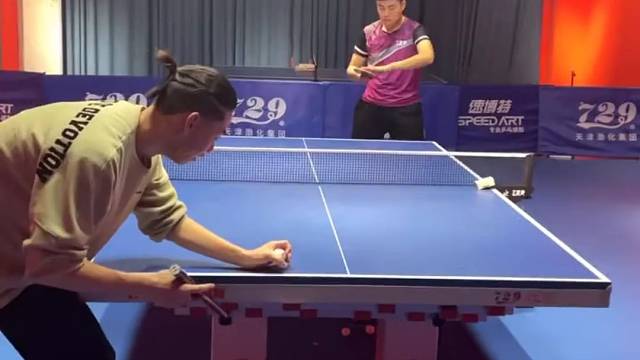 看看乒乓球高手的对决