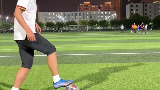 花式的脚后跟踢球教学来了