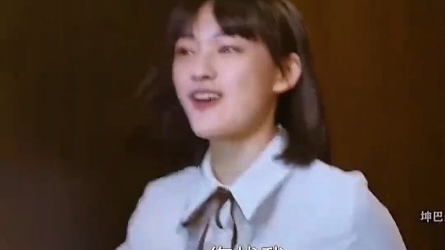 员工不敲门就进，竟撞见老板和秘书亲热，员工反应堪称教科书