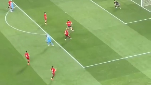 赛场实拍高能对决，沉浸式领略足球热血魅力