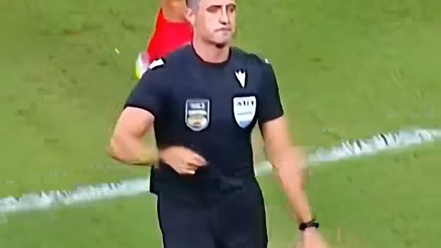 “这是什么离谱操作？主教练竟然因为一张红牌，让球队所有球员弃