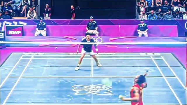 轻松喊话对手，全力交手打出漂亮羽球回合