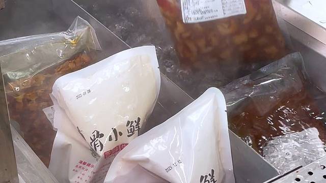 袋装预制浇头，开水加热 30 秒出餐，口味统一，不用大厨，一人就能撑起整间店。