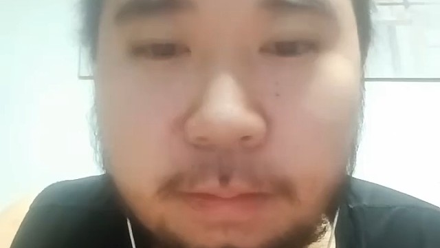 刘博海在学习自己喜欢的歌手的歌曲！
