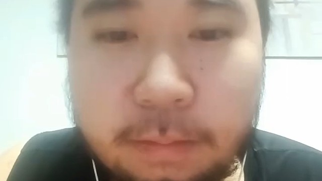 刘博海在学习自己喜欢的歌手的歌曲！