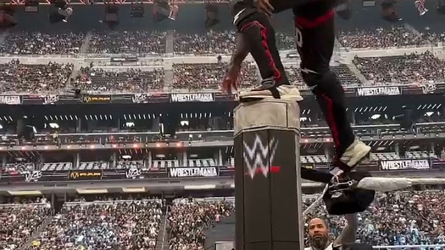 太会整活了 甲亢哥参加WWE，站在擂台柱子上模仿罗哥Siu庆祝后，跳起来飞身砸向罗根保罗#体育