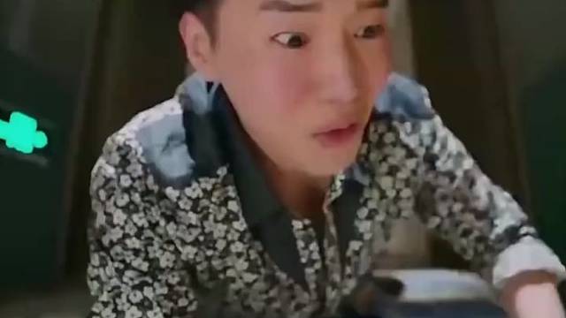 美女太生猛，直接将男子扑倒