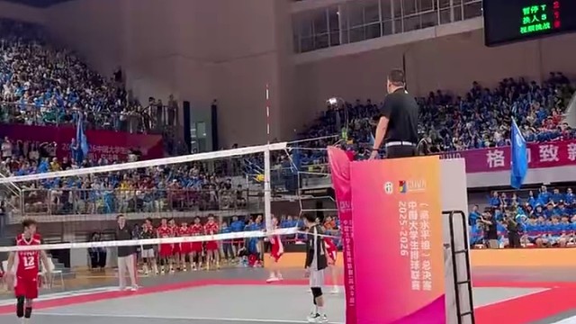 拦网已就位仍强行超手，原地暴扣霸气十足
