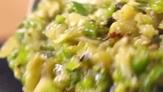 烧出虎皮才更香～乌江虎皮青椒，以火炼椒，以鲜入味！ #乌江新品 #乌江虎皮青椒 #新品推荐